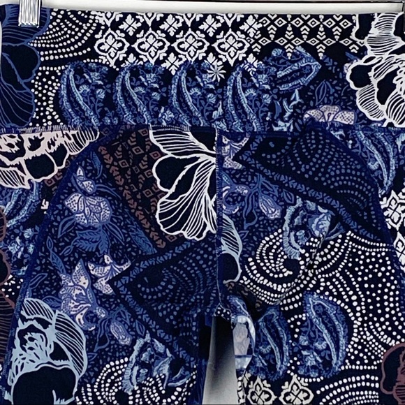 Athleta Patchwork Salutation 7/8 tight Leggings S - Picture 10 of 10